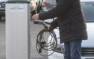 Ökad efterfrågan på laddstationer för elbilar – Elektroskandia erbjuder ett komplett sortiment