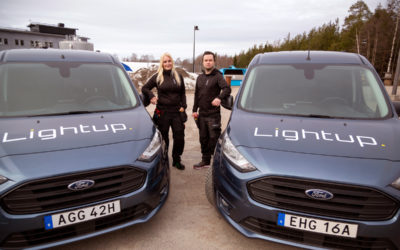 Amanda och Dmitri har kundunikt lager från Elektroskandia i sina bilar